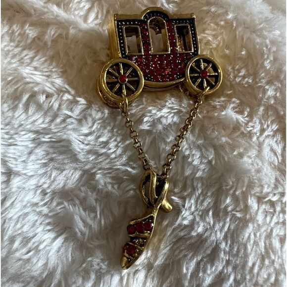 NEW Cinderella Carriage Brooch 
Princess Carriage Red & Slipper - Picture 4 of 6